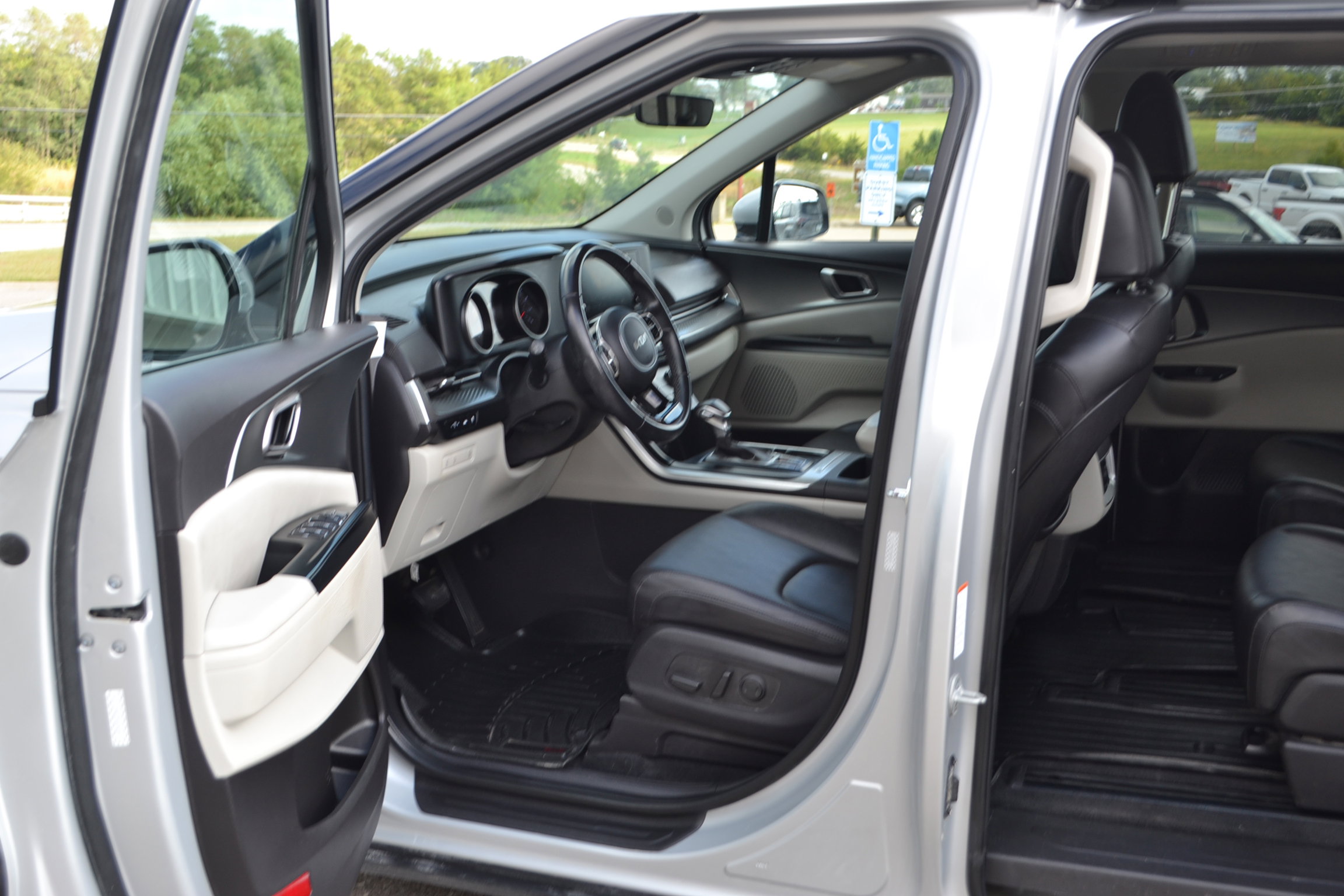 Used 2022 Kia Carnival LX image 7