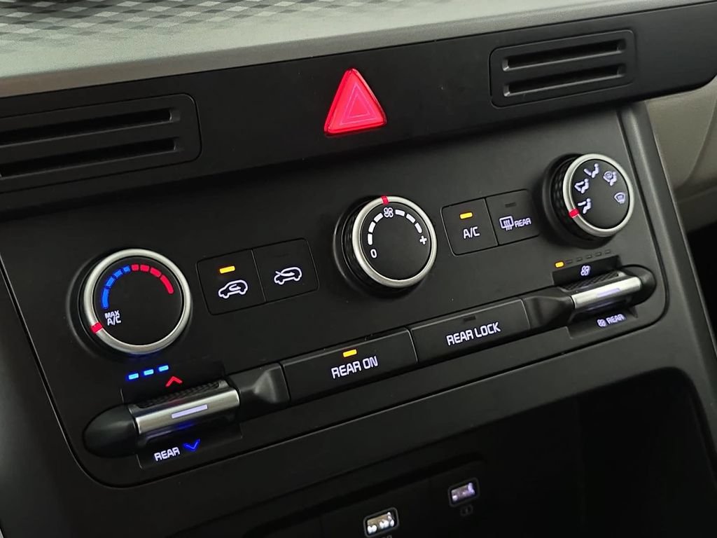 Used 2022 Kia Carnival LX FWD image 18