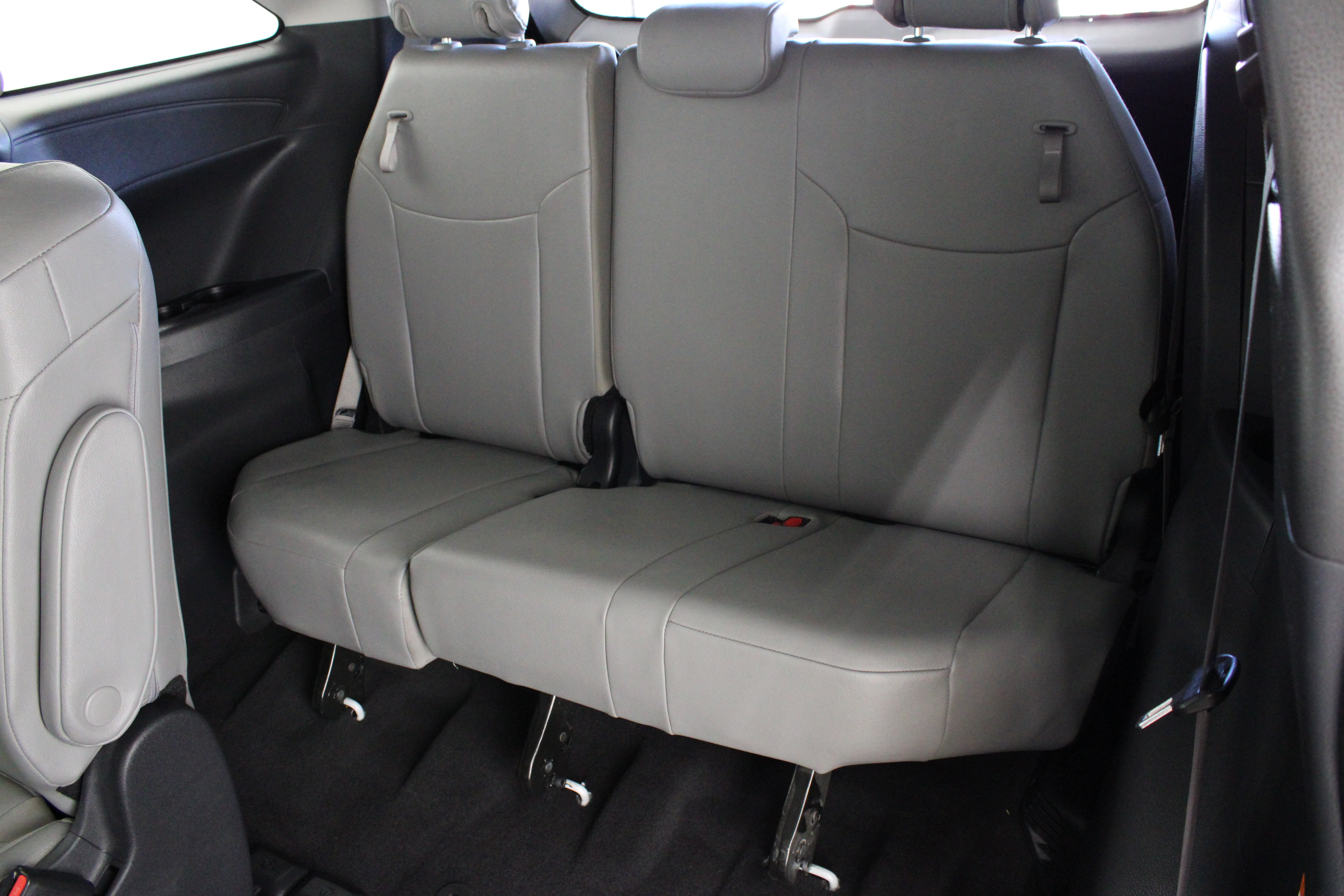 Used 2025 Toyota Sienna XLE FWD image 33