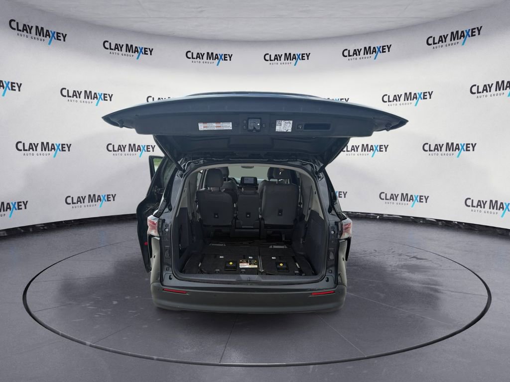 Used 2024 Toyota Sienna XLE FWD image 16