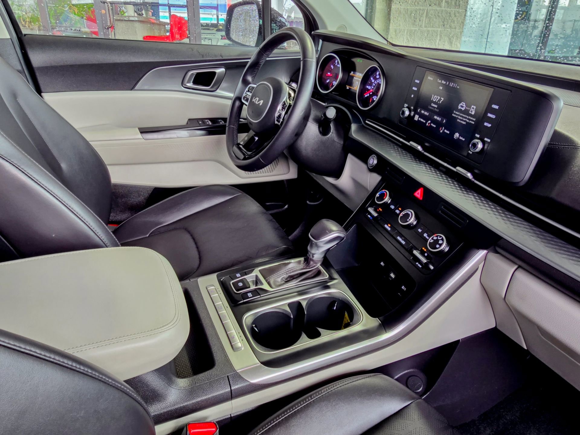 Used 2023 Kia Carnival LX image 25