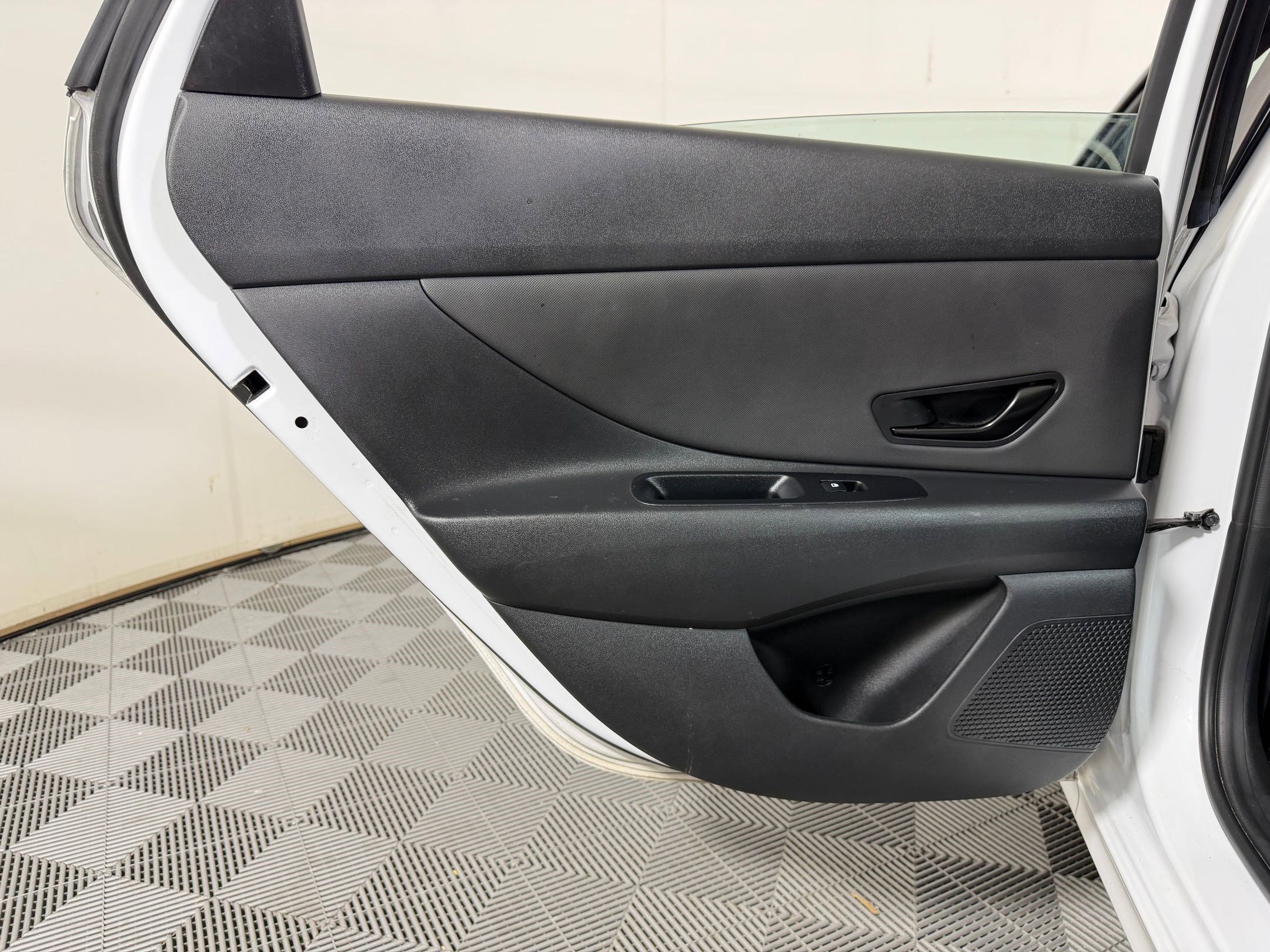 Used 2025 Hyundai Elantra Limited FWD image 24
