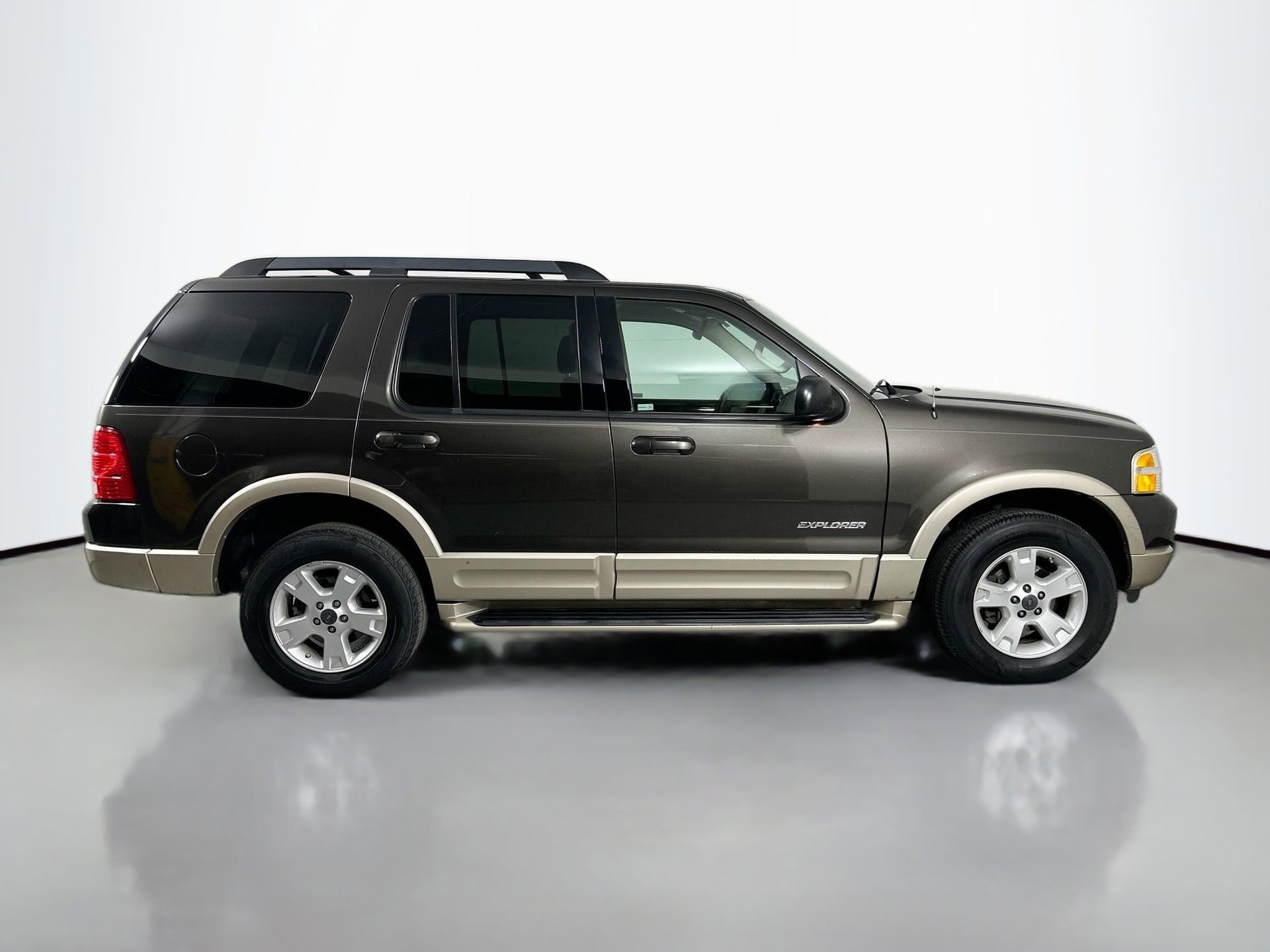 Used 2005 Ford Explorer Eddie Bauer image 4