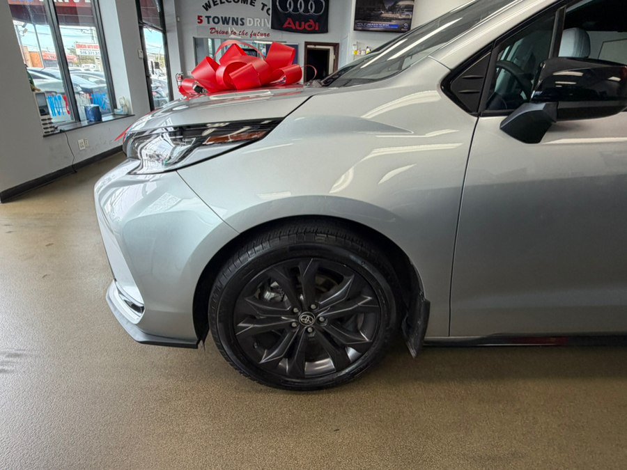 Used 2025 Toyota Sienna XSE FWD image 15