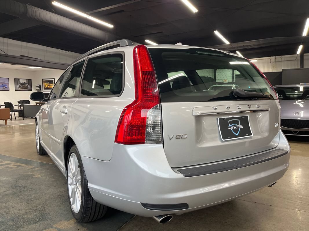 Used 2011 Volvo V50 T5 w/ Preferred Pkg FWD image 12