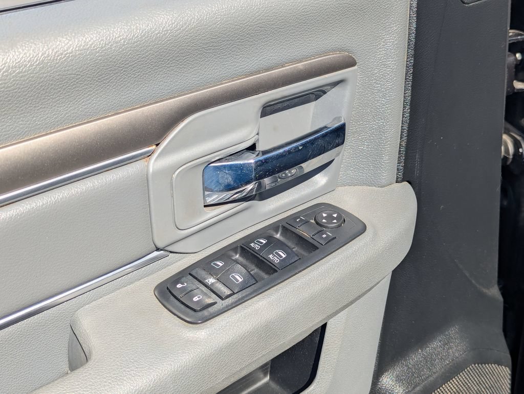 Used 2017 RAM 1500 Classic SLT AWD/4WD image 29