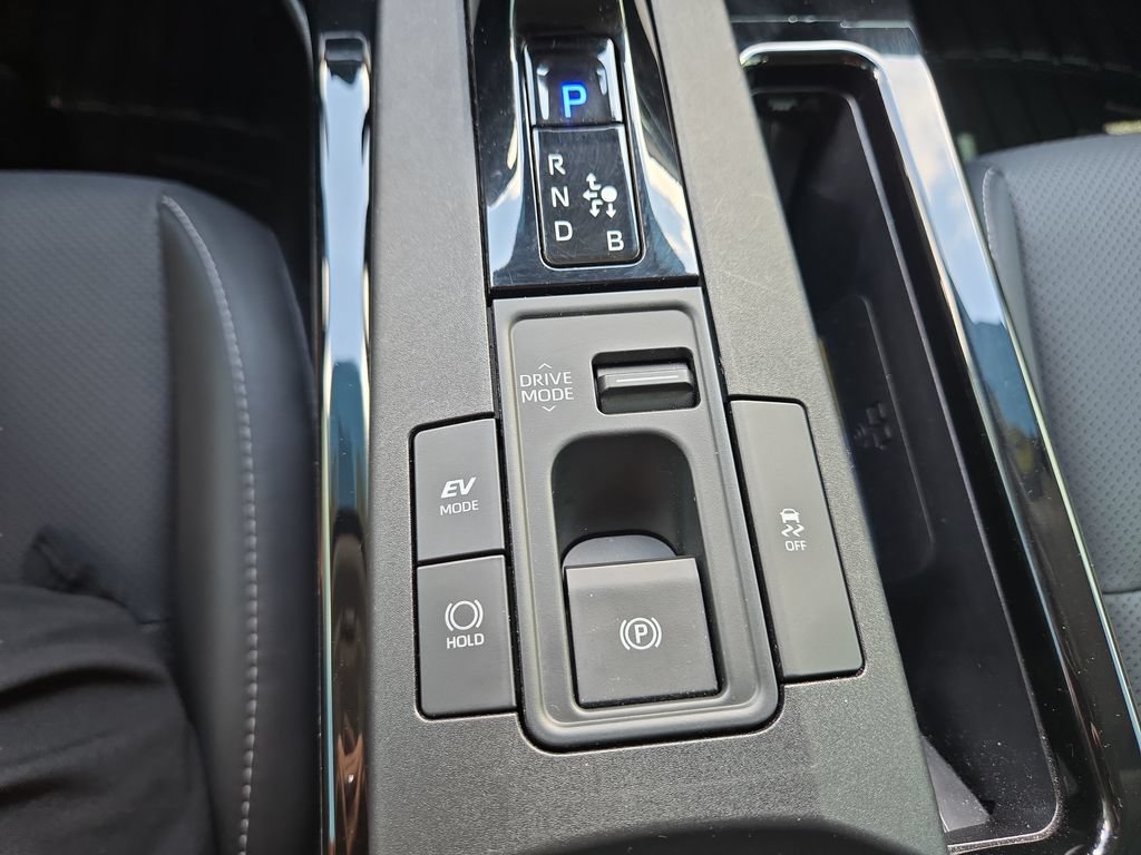 Used 2024 Toyota Prius XLE FWD image 21