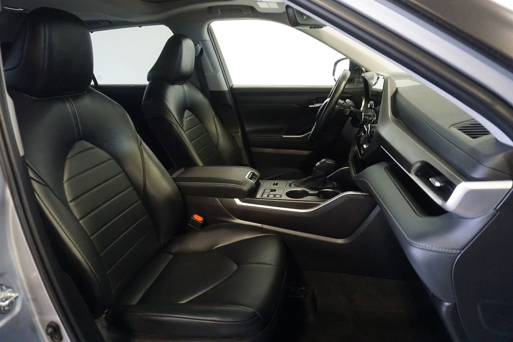 Used 2023 Toyota Highlander XLE AWD/4WD image 26