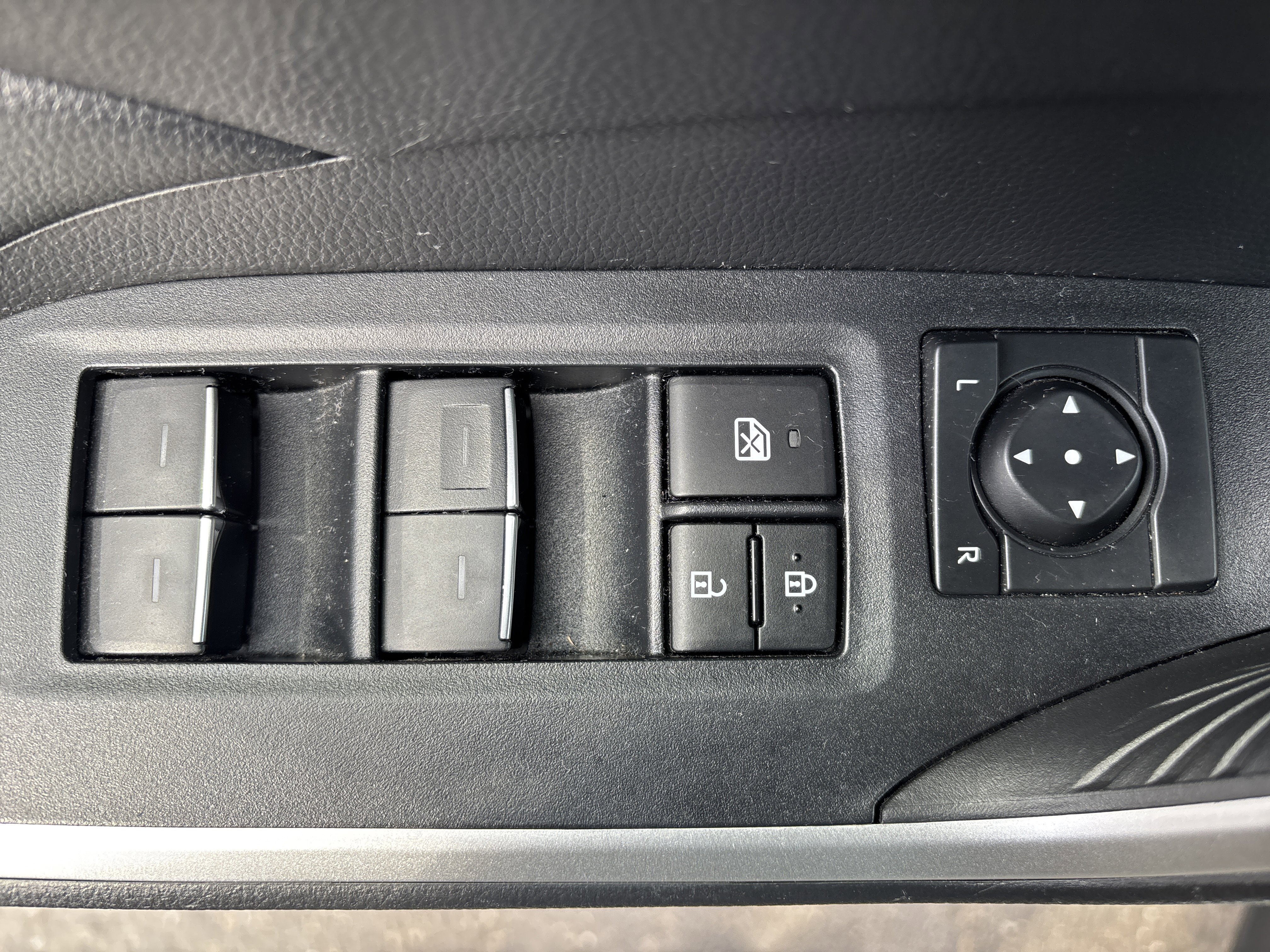 Used 2023 Toyota RAV4 SE w/ Convenience Package image 17