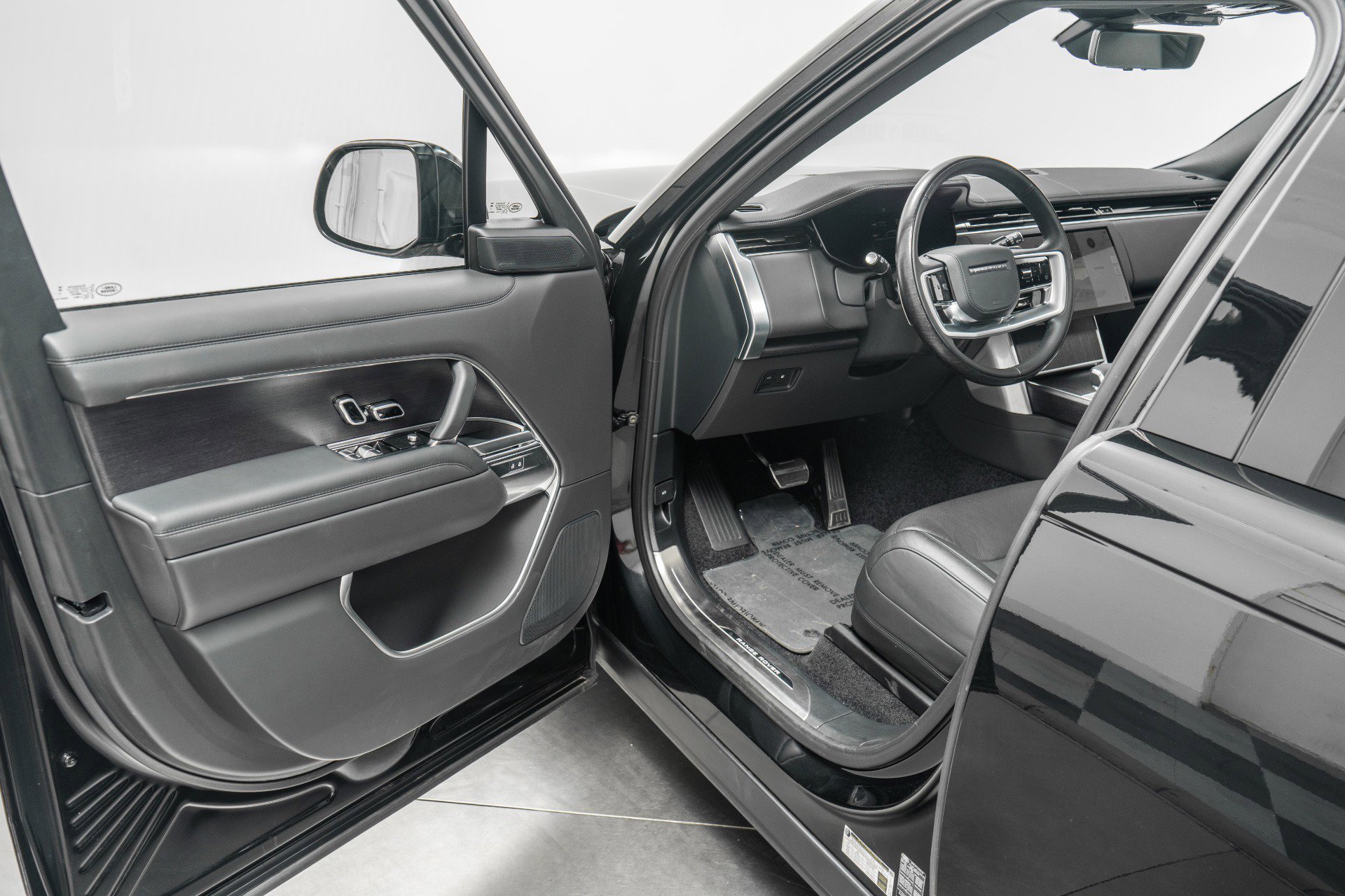 Used 2025 Land Rover Range Rover SE AWD/4WD image 23