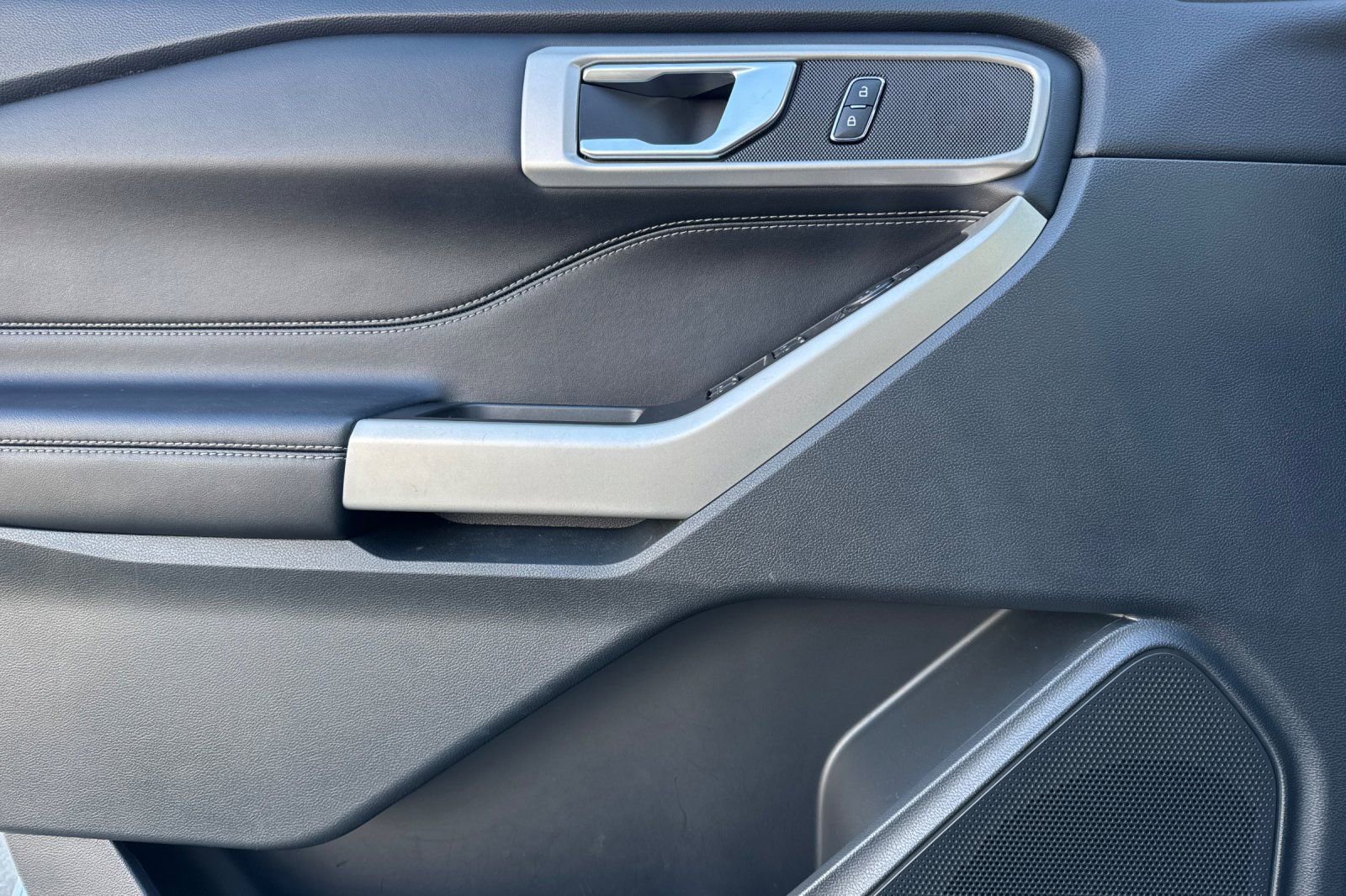 Used 2022 Ford Explorer XLT w/ Equipment Group 202A image 11