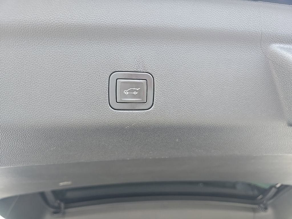 Used 2025 GMC Yukon XL Denali w/ Denali Reserve Package image 6