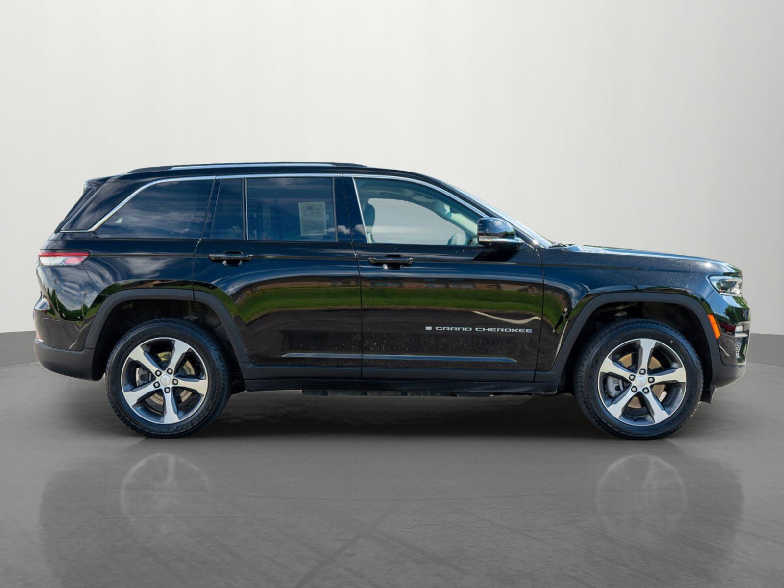 Used 2022 Jeep Grand Cherokee Limited 4xe w/ Luxury Tech Group II AWD/4WD image 8