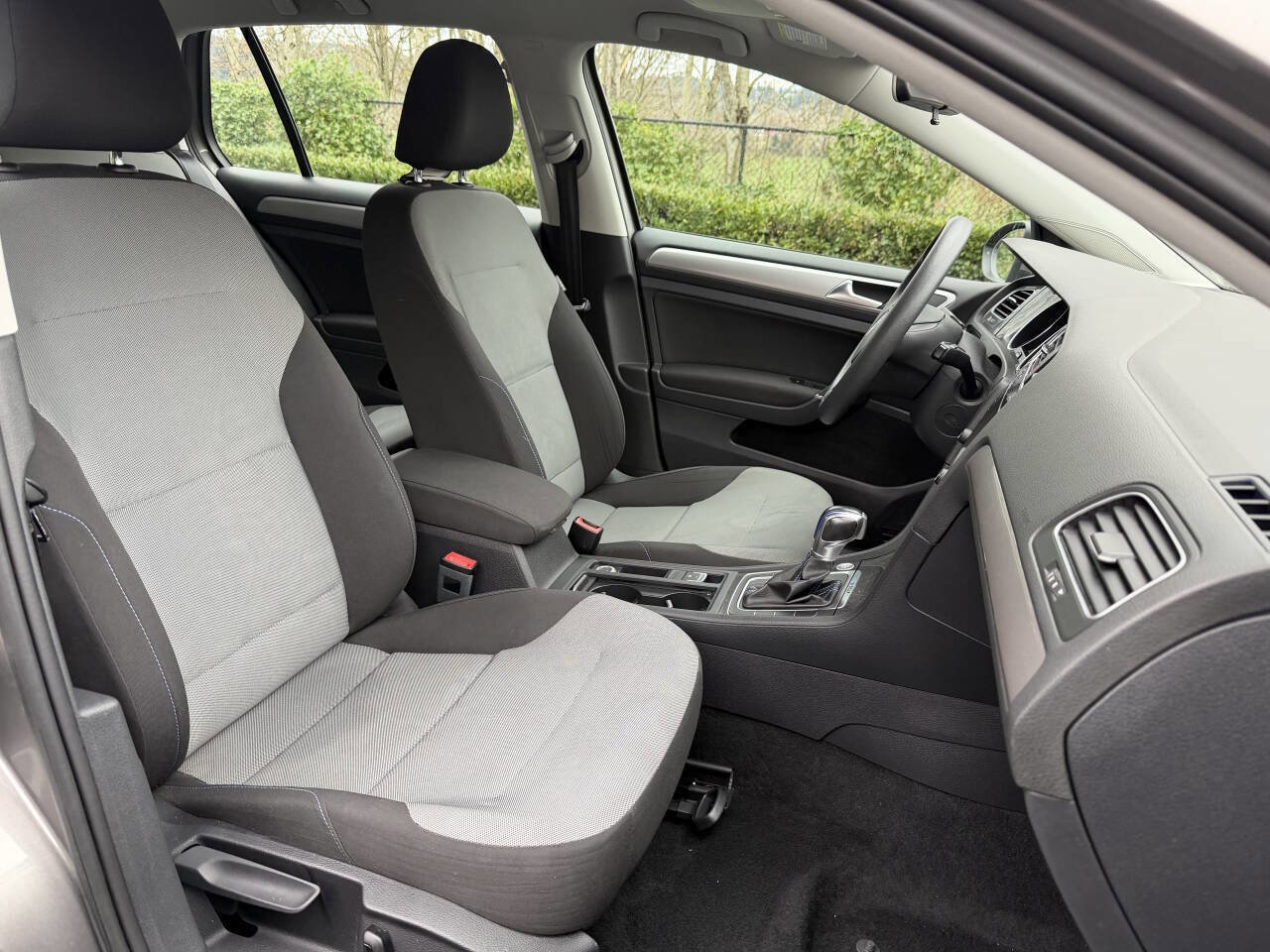 Used 2016 Volkswagen e-Golf SE image 14