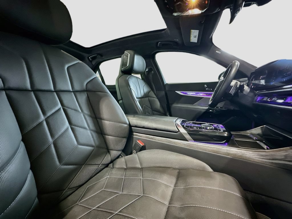 Used 2024 BMW 740i w/ Premium Package RWD image 29
