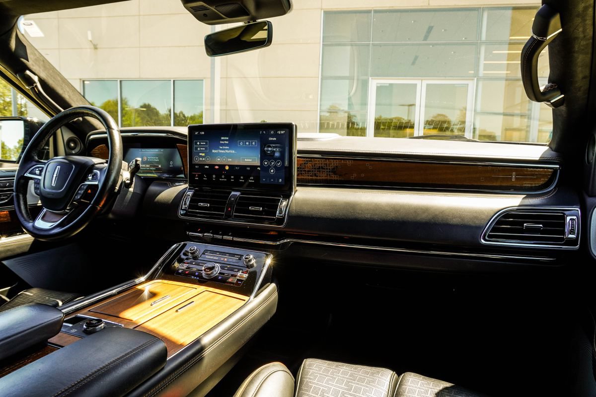 Used 2023 Lincoln Navigator L Black Label AWD/4WD image 19