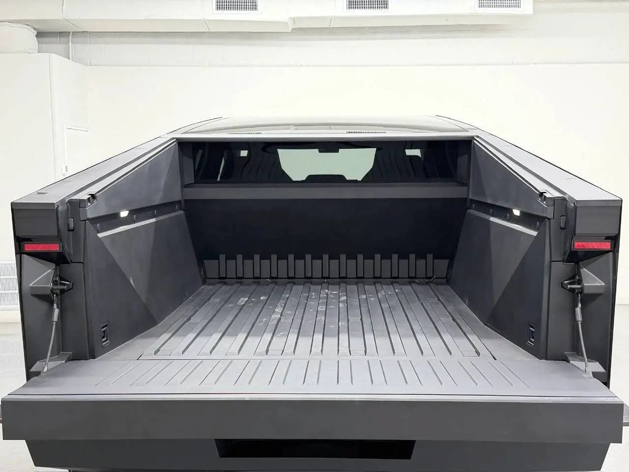 Used 2025 Tesla Cybertruck 2WD Crew Cab image 32