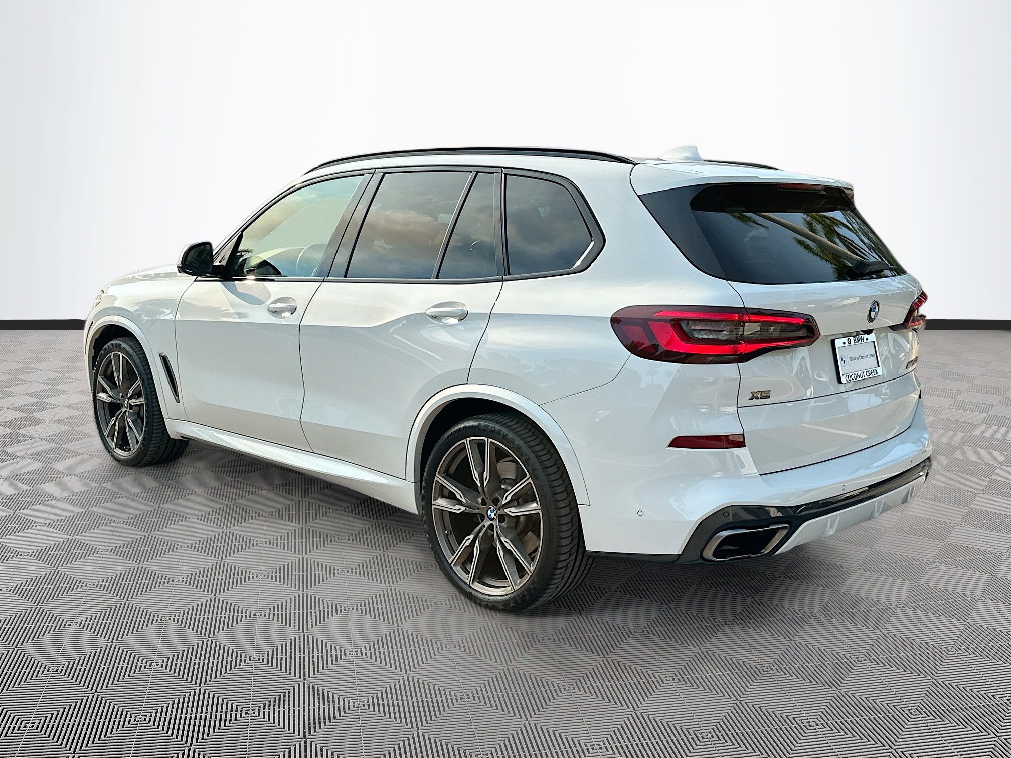 Used 2020 BMW X5 M50i w/ Executive Package image 5