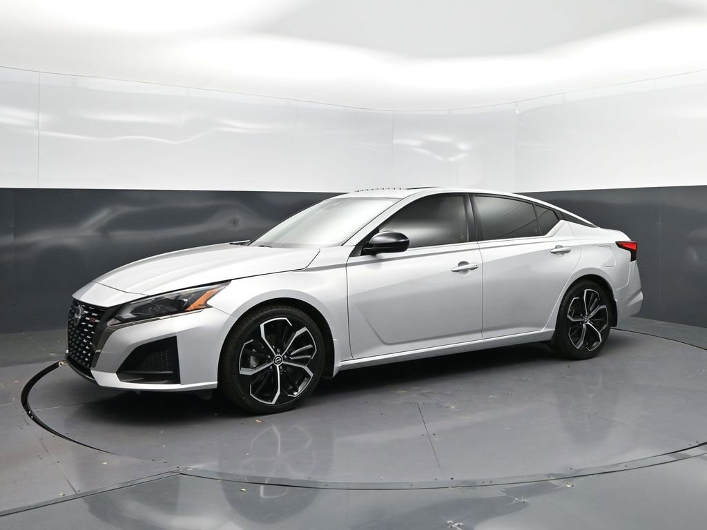 Used 2024 Nissan Altima 2.5 SR w/ SR Premium Package image 3