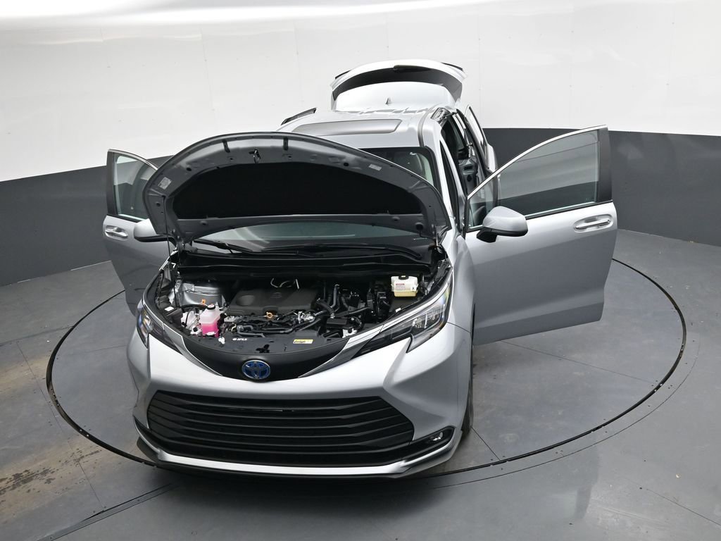 Used 2025 Toyota Sienna XLE image 47