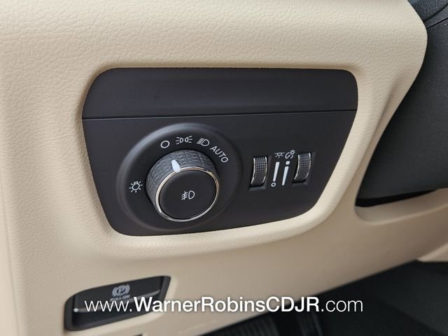 New 2025 Jeep Grand Cherokee Limited w/ Luxury Tech Group II image 28