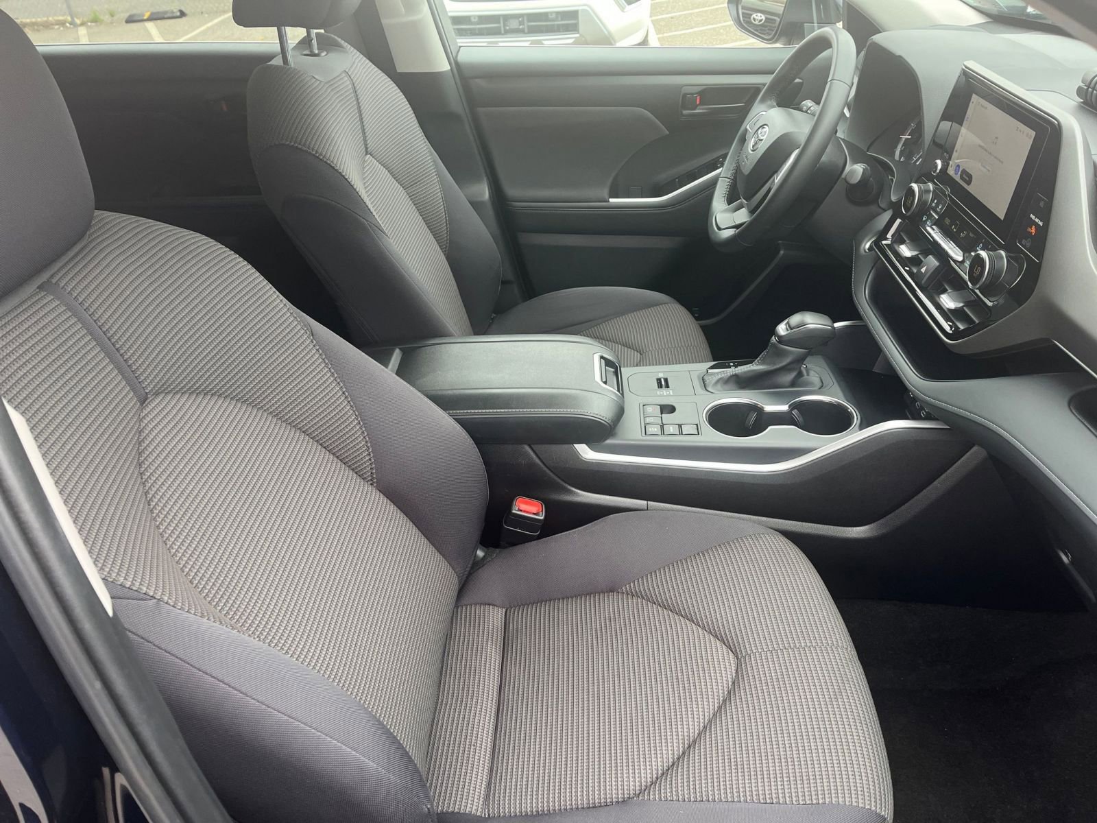 Used 2025 Toyota Highlander LE FWD image 38