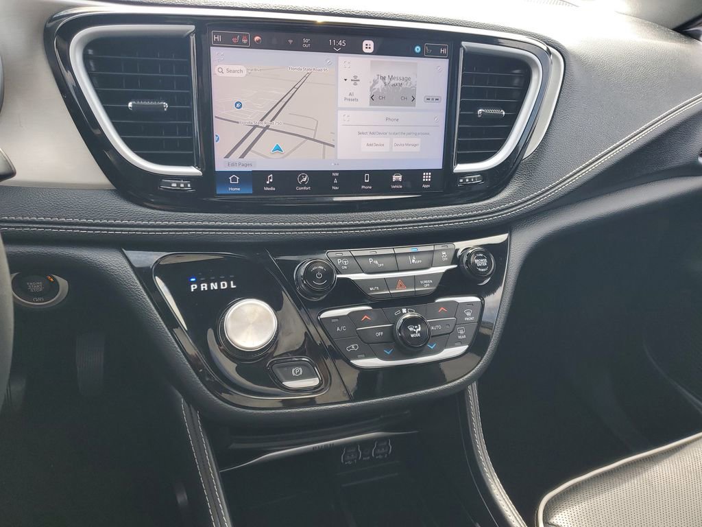 Used 2024 Chrysler Pacifica Premium image 16