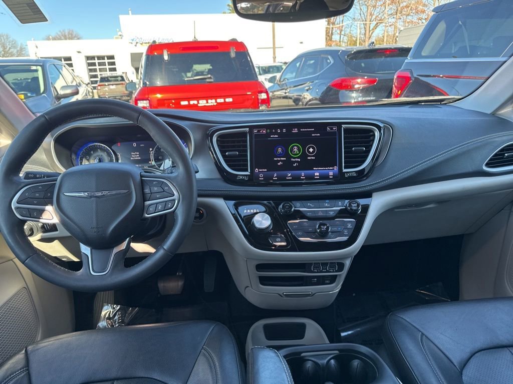 Used 2022 Chrysler Pacifica Touring-L image 10
