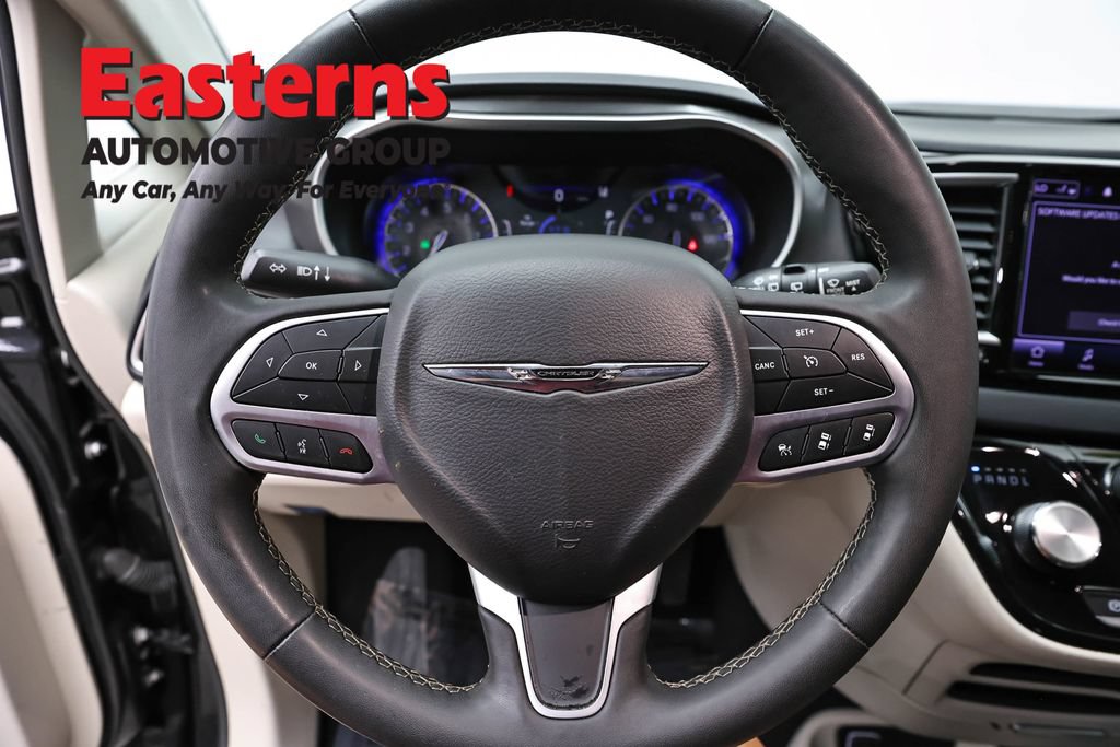 Used 2023 Chrysler Pacifica Touring-L FWD image 10