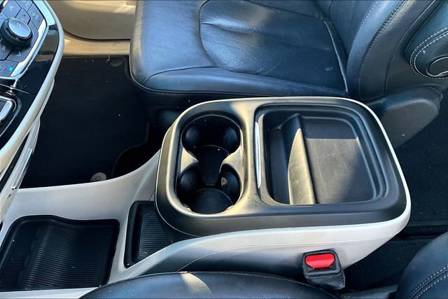Used 2020 Chrysler Pacifica Touring-L image 15