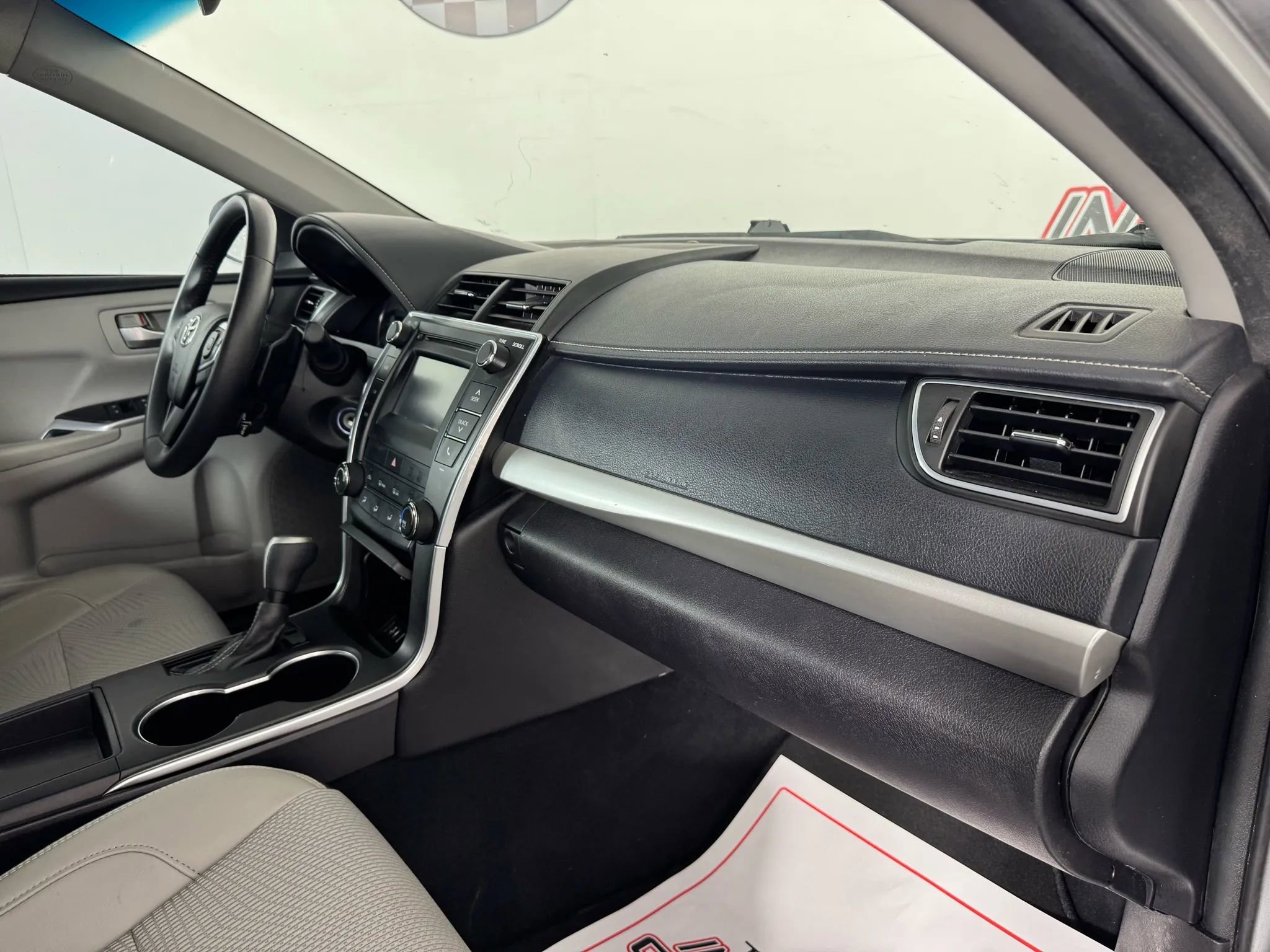 Used 2017 Toyota Camry SE image 12