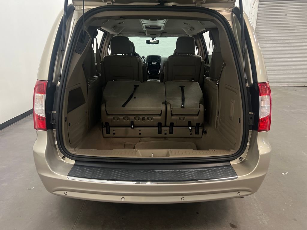 Used 2014 Chrysler Town & Country Touring-L w/ Driver Convenience Group FWD image 25