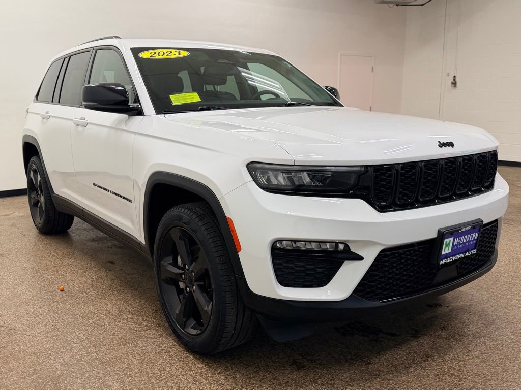 Used 2023 Jeep Grand Cherokee Limited w/ Black Appearance Package AWD/4WD image 9