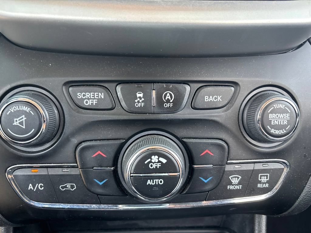 Used 2017 Jeep Cherokee Latitude w/ Comfort/Convenience Group FWD image 17