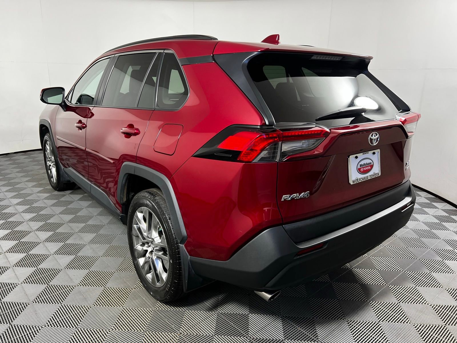 Used 2020 Toyota RAV4 XLE Premium image 7