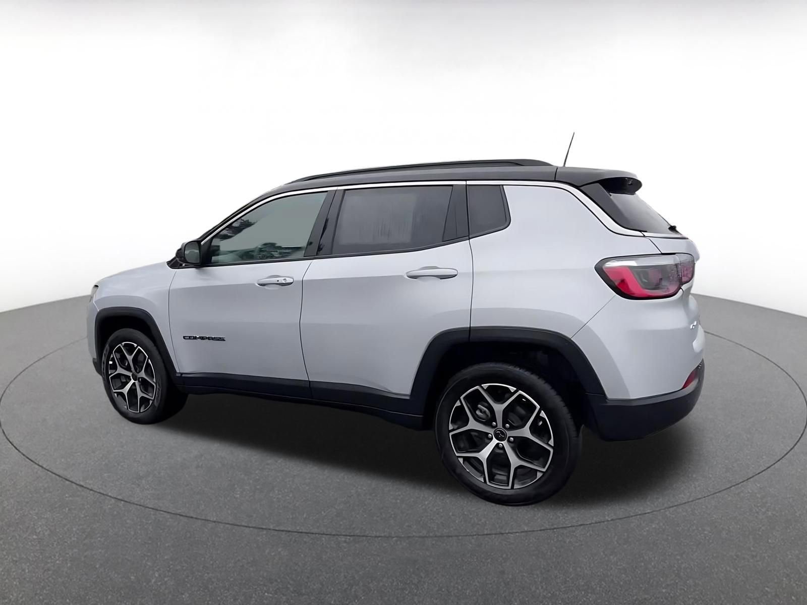 Used 2025 Jeep Compass Limited image 10