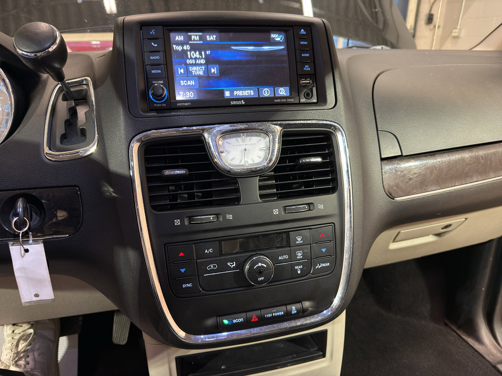 Used 2016 Chrysler Town & Country Touring image 17