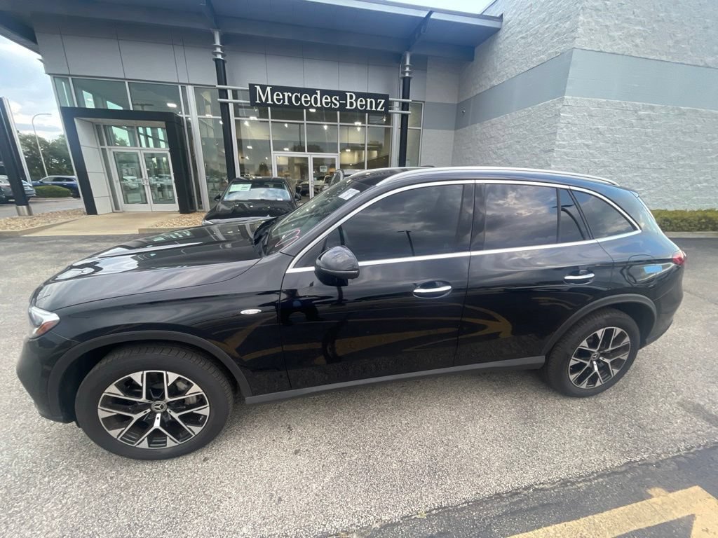 Used 2025 Mercedes-Benz GLC 350e 4MATIC image 2