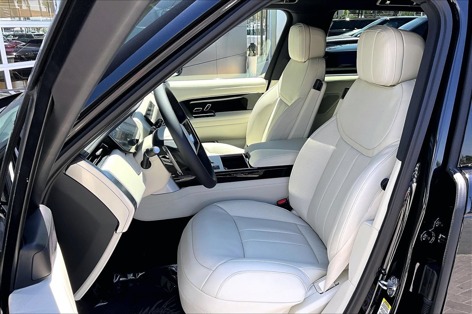 New 2026 Land Rover Range Rover Long Wheelbase SE AWD/4WD image 9