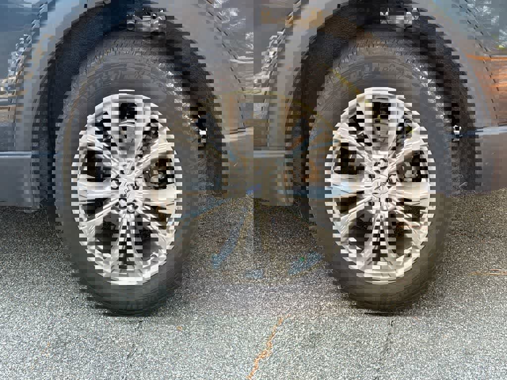 Used 2022 Ford Explorer XLT w/ Equipment Group 202A image 7