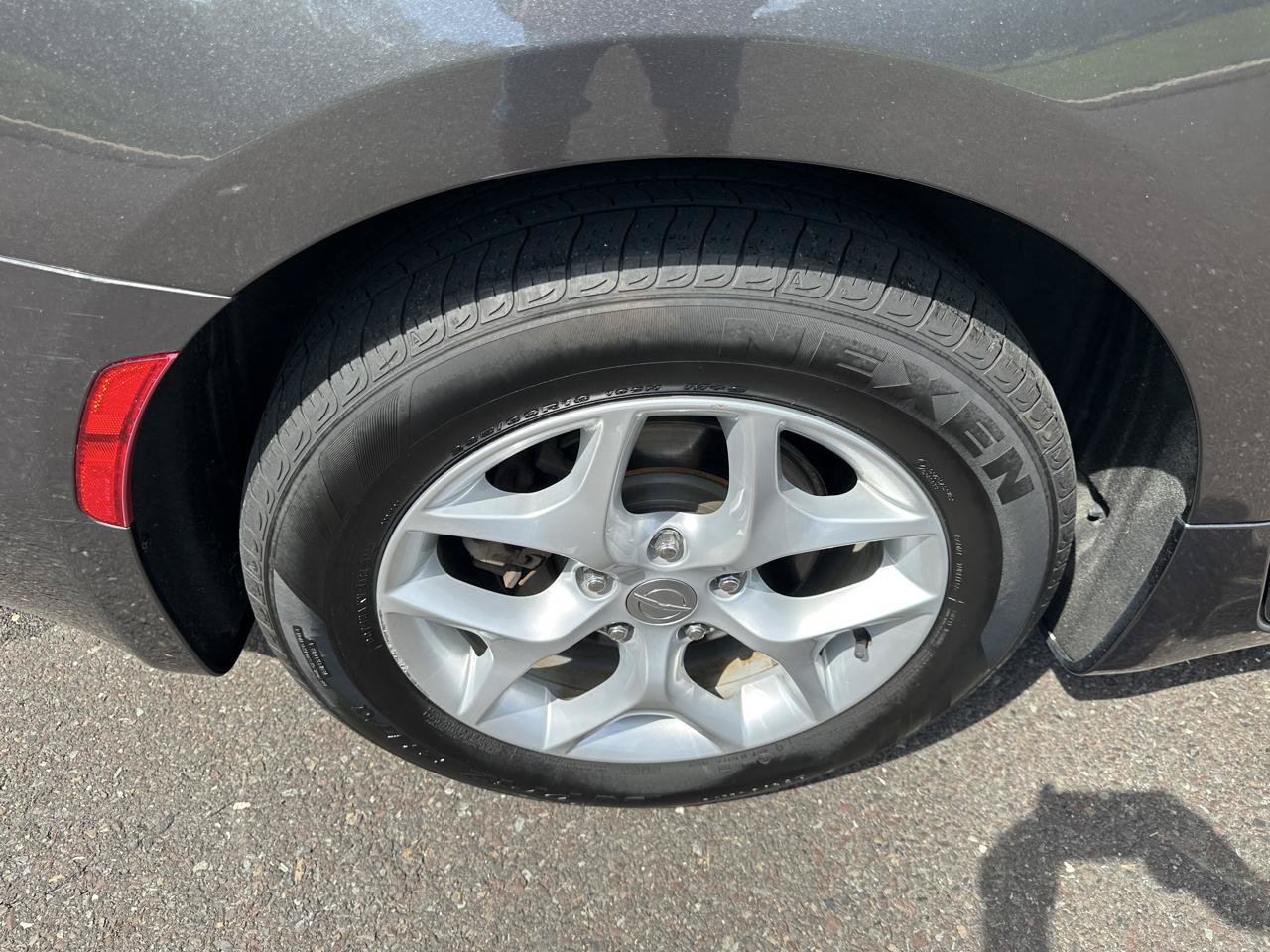 Used 2018 Chrysler Pacifica Touring Plus w/ Tire & Wheel Group FWD image 36