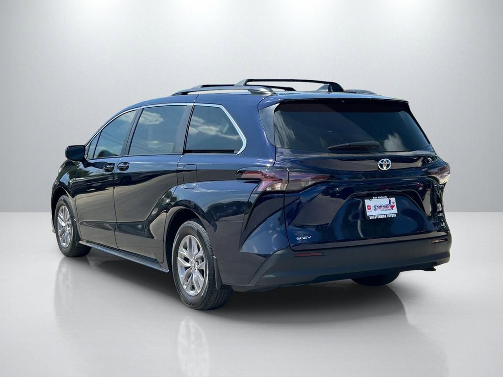 Used 2025 Toyota Sienna LE image 7
