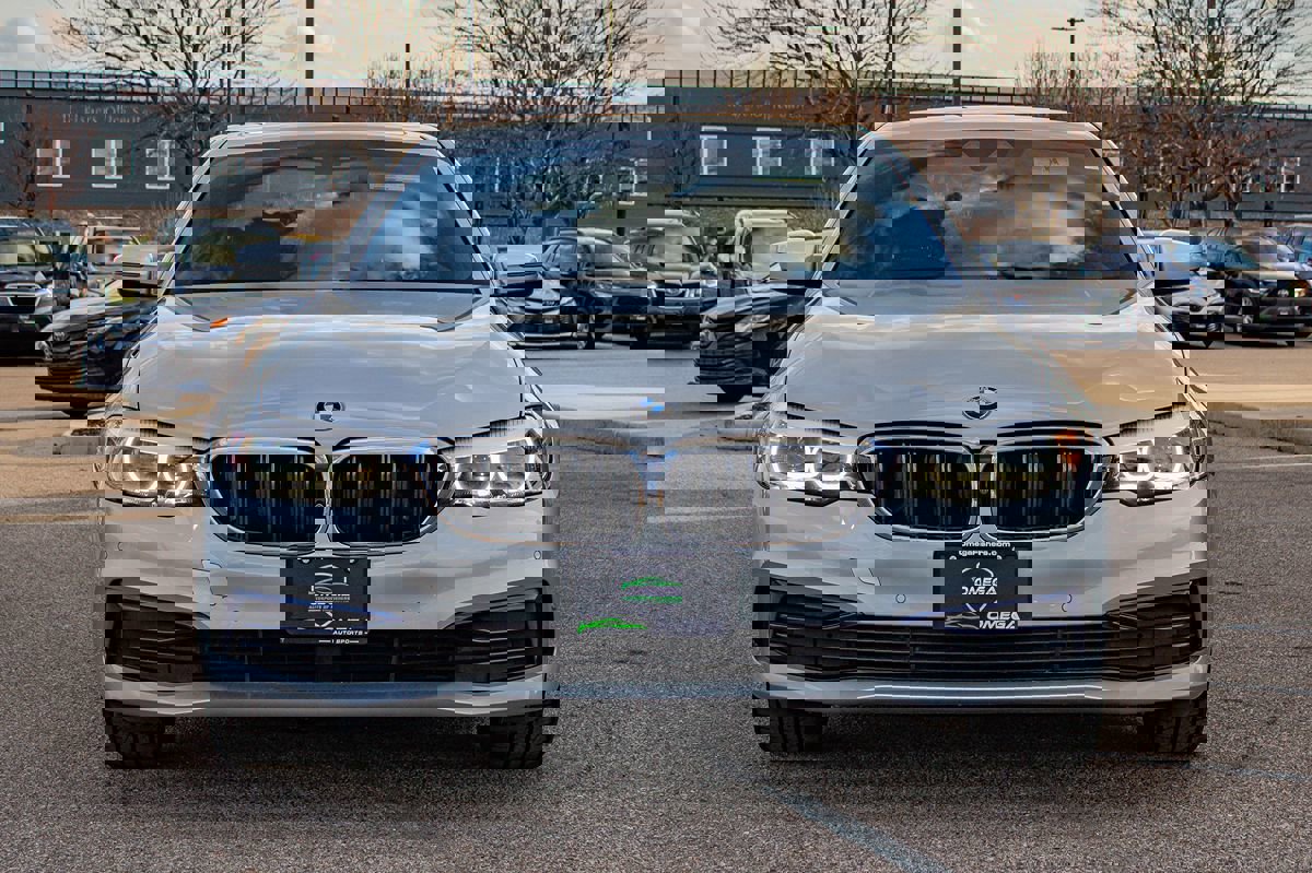 Used 2019 BMW 530i xDrive w/ Premium Package image 2