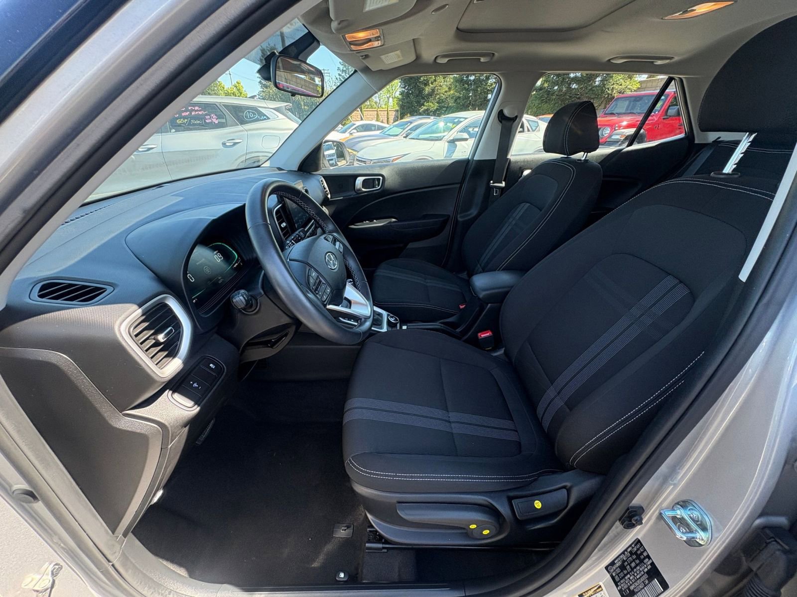 Used 2025 Hyundai Venue SEL image 24