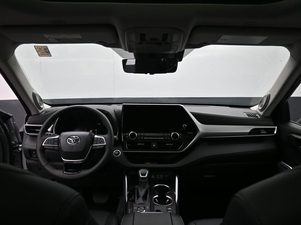 Certified 2025 Toyota Highlander Platinum image 32