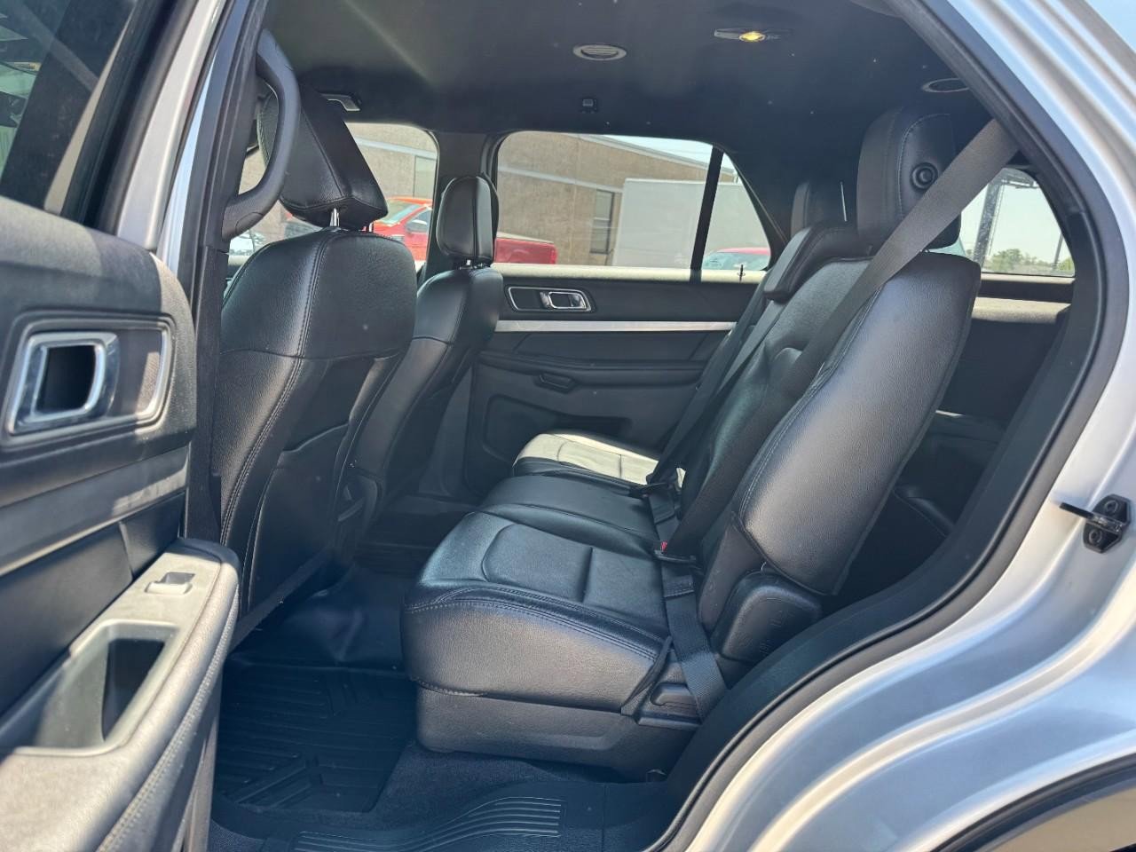 Used 2018 Ford Explorer XLT w/ Equipment Group 202A FWD image 10