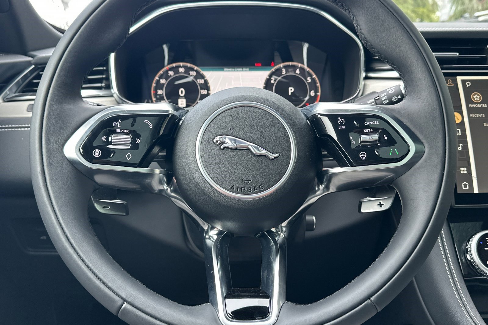 New 2025 Jaguar F-PACE R-Dynamic S image 17