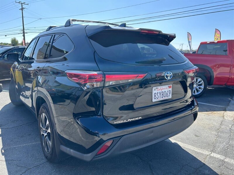 Used 2020 Toyota Highlander XLE AWD/4WD image 7