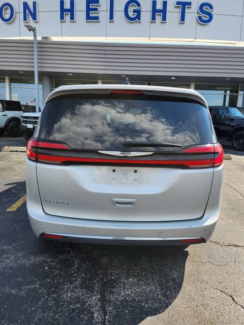 Used 2024 Chrysler Pacifica Touring-L FWD image 9