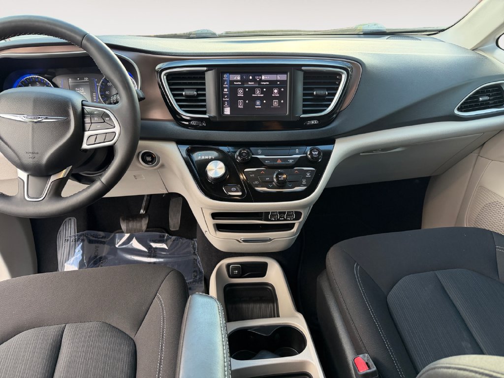Used 2023 Chrysler Voyager LX FWD image 10